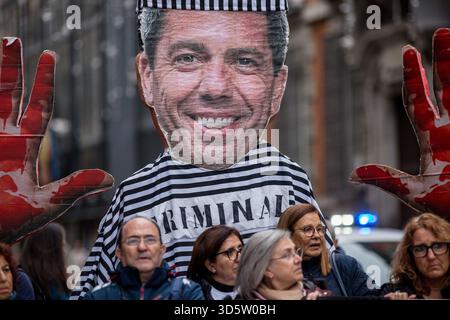 Madrid, Espagne. 17 novembre 2025. Les manifestants brandissent une image géante de Carlos Mazon, lors d'une manifestation. Plusieurs personnes affectées par la DANA organisent une manifestation devant le Congrès des députés à Madrid, lors de la comparution de Carlos Mazon, président par intérim de la Generalitat valencienne, qui répondait à des questions devant la commission enquêtant sur sa gestion de la catastrophe qui a fait 229 morts rien qu’à Valence. Crédit : SOPA images Limited/Alamy Live News Banque D'Images