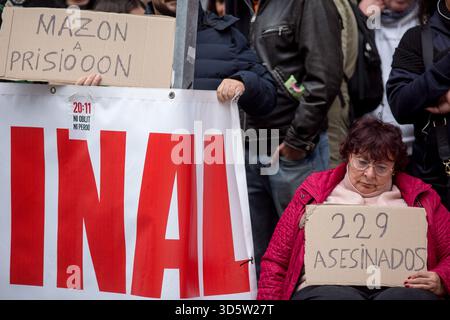 Madrid, Espagne. 17 novembre 2025. Les manifestants tiennent des pancartes exprimant leur opinion lors d'une manifestation. Plusieurs personnes affectées par la DANA organisent une manifestation devant le Congrès des députés à Madrid, lors de la comparution de Carlos Mazon, président par intérim de la Generalitat valencienne, qui répondait à des questions devant la commission enquêtant sur sa gestion de la catastrophe qui a fait 229 morts rien qu’à Valence. (Photo de Luis Soto/SOPA images/SIPA USA) crédit : SIPA USA/Alamy Live News Banque D'Images