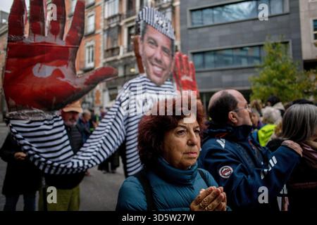 Madrid, Espagne. 17 novembre 2025. Les manifestants brandissent une image géante de Carlos Mazon, lors d'une manifestation. Plusieurs personnes affectées par la DANA organisent une manifestation devant le Congrès des députés à Madrid, lors de la comparution de Carlos Mazon, président par intérim de la Generalitat valencienne, qui répondait à des questions devant la commission enquêtant sur sa gestion de la catastrophe qui a fait 229 morts rien qu’à Valence. (Photo de Luis Soto/SOPA images/SIPA USA) crédit : SIPA USA/Alamy Live News Banque D'Images