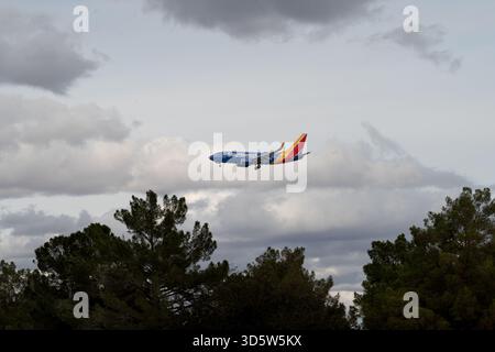 Las Vegas, NV États-Unis - 16 novembre 2025 : Boeing 737 de commercial Southwest Airlines en approche de l'aéroport international Harry Reid de Las Vegas, Nevada Banque D'Images