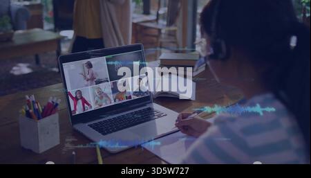 Écriture dans l'ordinateur portable enfant dans le haut rayé porter des écouteurs regarder l'ordinateur portable à la maison, espace de copie Banque D'Images