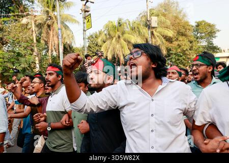 Dhaka, Bangladesh. 17 novembre 2025. Des étudiants de l’Université de Dhaka lèvent des signes de victoire et éclatent en célébration au Teachers-Student Centre (TSC) après que le Tribunal pénal international a prononcé la peine de mort à l’ancien premier ministre Sheikh Hasina pour crimes contre l’humanité, à Dhaka, au Bangladesh, le 17 novembre 2025. Une foule nombreuse s'était réunie plus tôt dans la journée pour regarder une retransmission en direct du verdict, organisée par le syndicat central des étudiants de l'Université de Dhaka (DUCSU). Les étudiants ont distribué des bonbons et scandé des slogans alors qu'ils célébraient la décision du tribunal. (Crédit image : © Suvra Kan Banque D'Images
