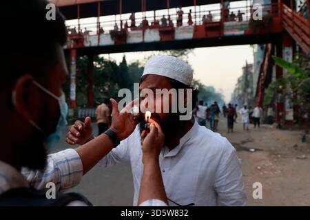Dhaka, Bangladesh. 17 novembre 2025. Les manifestants affrontent les forces de sécurité bangladaises alors qu'ils se rassemblent pour détruire le Musée commémoratif de Bangabandhu, en grande partie démoli, l'ancienne résidence du père de Sheikh Hasina, Sheikh Mujibur Rahman, le jour où le Tribunal pénal international (TIC) rend son verdict sur Hasina, à Dhaka, Bangladesh, le 17 novembre 2025. Le Tribunal des crimes internationaux (TIC) du Bangladesh a déclaré l'ancienne première ministre Sheikh Hasina coupable de crimes contre l'humanité liés à la répression des manifestations étudiantes en juillet-août 2024, la condamnant à mort. (Crédit image : © Su Banque D'Images
