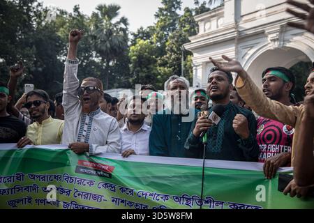 Dhaka, Bangladesh. 17 novembre 2025. Les gens célèbrent devant le Tribunal pénal international après que le premier ministre bangladais chassé Sheikh Hasina a été reconnu coupable de crimes contre l'humanité et condamné à mort. Sheikh Hasina a fui en août 2024 après que de nombreuses personnes ont été tuées au milieu de la répression des manifestations. (Photo de Sally Hayden/SOPA images/SIPA USA) crédit : SIPA USA/Alamy Live News Banque D'Images