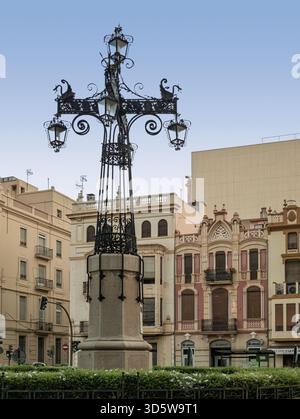 Célèbre lampadaire antique en fer forgé restauré sur la place de l'indépendance dans la ville de Castellón de la Plana, Communauté valencienne, Espagne, Europe. Banque D'Images