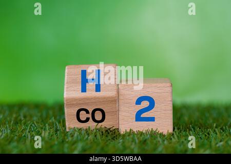 Les dés en bois changent l'expression du CO2 en H2. Réduire les émissions de dioxyde de carbone en remplaçant par de l'hydrogène. Un concept commercial environnemental. Remplacer par F. Banque D'Images