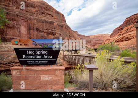 Hite, Utah - zone de loisirs de Hog Spring. L'hôtel dispose d'aires de pique-nique et d'un sentier de randonnée à Red Rock Canyon. Banque D'Images