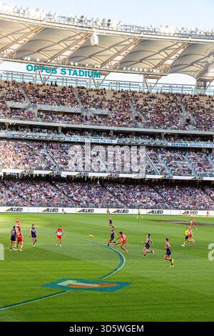Les Fremantle Dockers jouent contre les Cygnes de Sydney à l'Aussie Rules Football le 23/3/25 au stade Optus de Perth, Western Australia, WA, Australie Banque D'Images