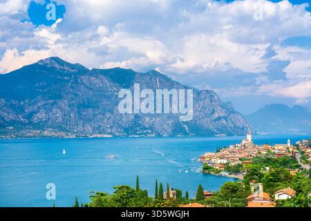 Vue panoramique de Malcesine sur la rive est du lac de Garde, Vénétie, Italie. La ville se concentre autour du château historique de Scaliger, face à la Banque D'Images