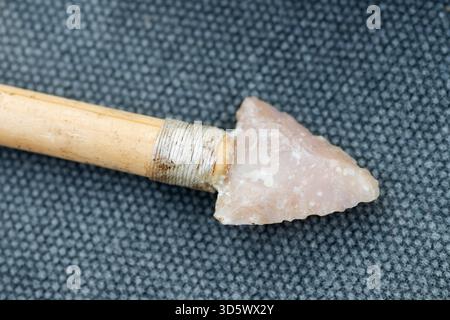 Flèches Bois préhistorique réplique avec points de pierres utilisées pour la chasse Banque D'Images