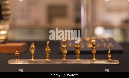 Sept figurines d'or de la taille d'un pouce de divinités égyptiennes au Musée national de la civilisation égyptienne au Caire, en Égypte. Banque D'Images