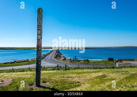 Le Totem des Premières Nations et de l'Orcadien surplombant le franchissement routier de la barrière de Churchill, îles Orcades, Écosse, Royaume-Uni Banque D'Images