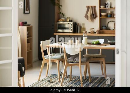 Cuisine scandinave moderne avec table et chaises en bois Banque D'Images