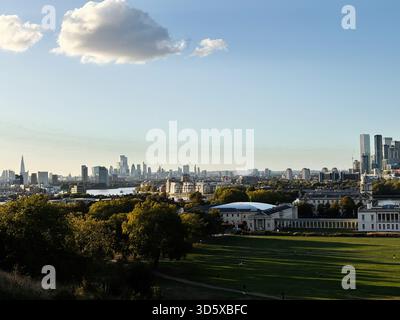 Londres, Royaume-Uni - 22 septembre 2025 : vue panoramique de Londres, Royaume-Uni montrant un Greenwich Park au premier plan, une rivière et des gratte-ciel contemporains. Banque D'Images
