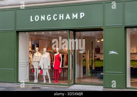 Vue extérieure d'une boutique Longchamp. Longchamp est une entreprise française spécialisée dans la maroquinerie, les sacs à main et le prêt-à-porter Banque D'Images