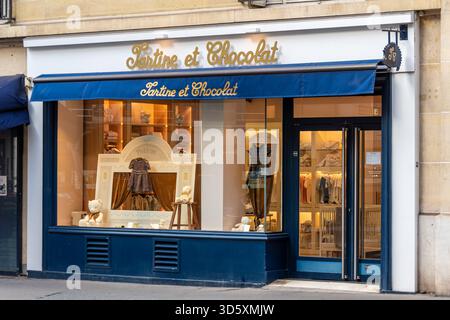 Vue extérieure d'un magasin Tartine et chocolat à Paris, France. Tartine et chocolat est une marque française de vêtements pour enfants haut de gamme Banque D'Images