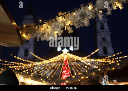 La basilique de Stephen encadrée par les décorations du marché de Noël de l’Avent Bazilika la nuit à Budapest, Hongrie Banque D'Images