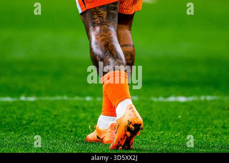 Johan Cruijff Arena le 17 novembre 2025 à Amsterdam, pays-Bas. Memphis Depay des pays-Bas son tatouage lors du match de qualification pour la Coupe du monde de la FIFA 2026 entre les pays-Bas et la Lituanie au Johan Cruijff Arena le 17 novembre 2025 à Amsterdam, pays-Bas. (Crédit : Marcel ter bals/MTB-photo/Alamy Live News) Banque D'Images