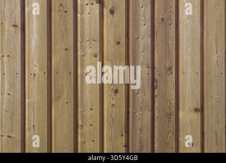 Gros plan d'un fragment d'un mur fait de planches de bois verticales. Orientation horizontale, vue de face. Mise au point sélective. Texture en bois, backgrou Banque D'Images