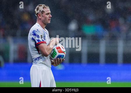 Milan, Italie. 16 novembre 2025. Julian Ryerson (14 ans), norvégien, vu en action lors du match de qualification de la Coupe du monde de la FIFA 2026 entre l'Italie et la Norvège au stade San Siro de Milan. Banque D'Images