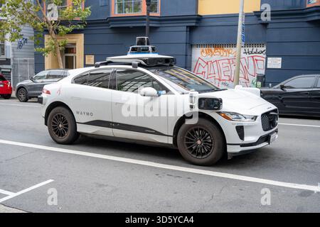 Waymo Jaguar I-Pace autonome avec lidar et caméras dans une rue de la ville avec graffiti et façade colorée dans le Mission District, San Francisco, Californie, 11 septembre 2025. (Photo Smith Collection/Gado/Sipa USA) Banque D'Images