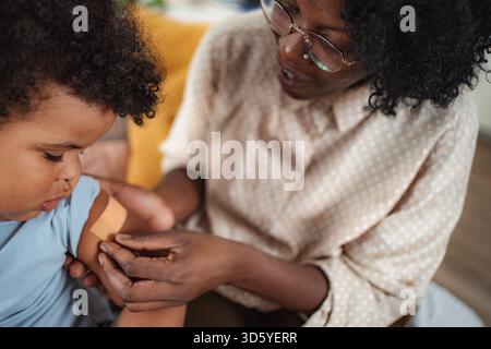 Médecin prodiguant des conseils de santé à la famille Banque D'Images