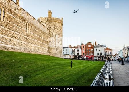 11 mars 2025, Windsor, Royaume-Uni : High Street et la tour d'angle du château de Windsor en Grande-Bretagne Banque D'Images