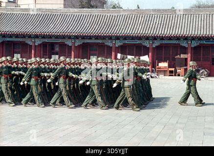 La police armée chinoise effectue des exercices militaires en formation rapprochée à l'intérieur de la Cité interdite historique, le 16 avril 1990 à Pékin, en Chine. Des policiers et des soldats lourdement armés continuent de maintenir une présence autour de la place Tiananmen après la répression des manifestants. Banque D'Images