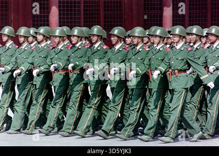 La police armée chinoise effectue des exercices militaires en formation rapprochée à l'intérieur de la Cité interdite historique, le 16 avril 1990 à Pékin, en Chine. Des policiers et des soldats lourdement armés continuent de maintenir une présence autour de la place Tiananmen après la répression des manifestants. Banque D'Images