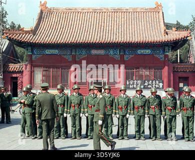 La police armée chinoise effectue des exercices militaires en formation rapprochée à l'intérieur de la Cité interdite historique, le 16 avril 1990 à Pékin, en Chine. Des policiers et des soldats lourdement armés continuent de maintenir une présence autour de la place Tiananmen après la répression des manifestants. Banque D'Images