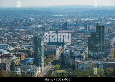 Düsseldorf paysage urbain avec des bâtiments modernes sur un jour de printemps brumeux Banque D'Images
