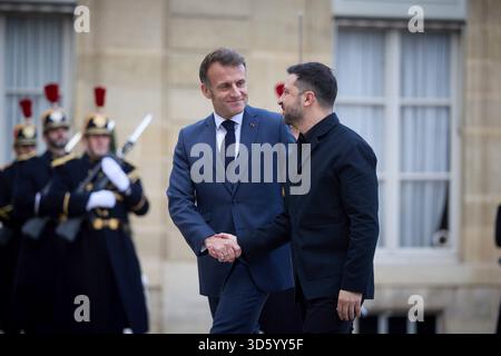 Paris, France. 17 novembre 2025. Le président ukrainien Volodymyr Zelenskyy, à droite, marche avec le président français Emmanuel Macron à son arrivée pour des discussions bilatérales au Palais de l’Élysée, le 17 novembre 2025, à Paris, en France. Crédit : Présidence ukrainienne/Bureau de presse présidentiel ukrainien/Alamy Live News Banque D'Images