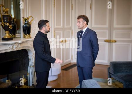 Paris, France. 17 novembre 2025. Le président ukrainien Volodymyr Zelenskyy, à gauche, s’entretient avec le président français Emmanuel Macron avant des discussions bilatérales au Palais de l’Élysée, le 17 novembre 2025, à Paris, en France. Crédit : Présidence ukrainienne/Bureau de presse présidentiel ukrainien/Alamy Live News Banque D'Images