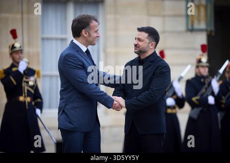 Paris, France. 17 novembre 2025. Le président ukrainien Volodymyr Zelenskyy, à droite, serre la main au président français Emmanuel Macron à son arrivée pour des discussions bilatérales au Palais de l’Élysée, le 17 novembre 2025, à Paris, en France. Crédit : Présidence ukrainienne/Bureau de presse présidentiel ukrainien/Alamy Live News Banque D'Images