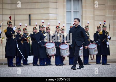 Paris, France. 17 novembre 2025. Le président ukrainien Volodymyr Zelenskyy, arrive rencontrer le président français Emmanuel Macron au Palais de l'Élysée, le 17 novembre 2025, à Paris, en France. Crédit : Présidence ukrainienne/Bureau de presse présidentiel ukrainien/Alamy Live News Banque D'Images
