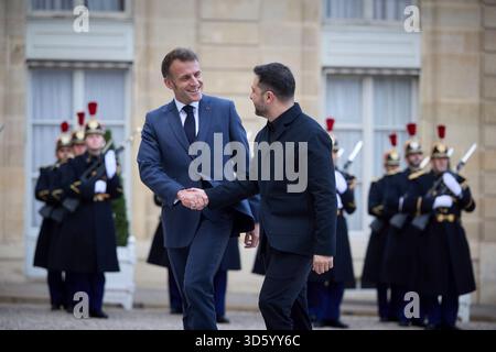 Paris, France. 17 novembre 2025. Le président ukrainien Volodymyr Zelenskyy, à droite, marche avec le président français Emmanuel Macron à son arrivée pour des discussions bilatérales au Palais de l’Élysée, le 17 novembre 2025, à Paris, en France. Crédit : Présidence ukrainienne/Bureau de presse présidentiel ukrainien/Alamy Live News Banque D'Images