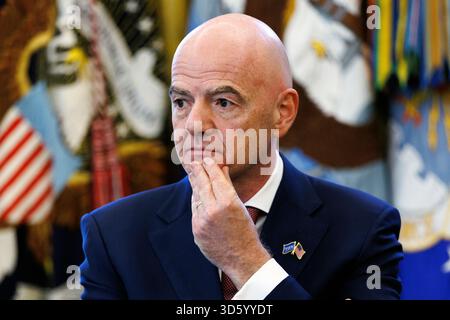 Gianni Infantino, président de la Fédération internationale de Football Association (FIFA) lors d'une réunion avec le président américain Donald Trump et le groupe de travail de la Maison Blanche sur la Coupe du monde de la FIFA 2026 à la Maison Blanche, Washington, DC, États-Unis, le 17 novembre 2025. Crédit : Will Oliver/Pool via CNP/MediaPunch Banque D'Images