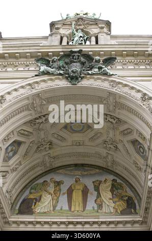 Allemagne. Cathédrale de Berlin (Berliner Dom). Temple inauguré en 1905. Il a été construit sur ordre de l'empereur Guillaume II (1859-1941) entre 1894 et 1905, sous la direction de l'architecte allemand Julius Carl Raschdorff (1823-1914). Aussi connue sous le nom de paroisse suprême évangélique et collégiale, c'est une église protestante allemande monumentale et un tombeau dynastique (maison de Hohenzollern). Détail architectural de la façade principale. Mosaïque représentant Jésus-Christ comme le guérisseur des malades, créée par le peintre allemand Arthur Kampf (1864-1950) vers 1920. Auteur : Arthur Kampf (1864-1950). Peintre allemand. Banque D'Images