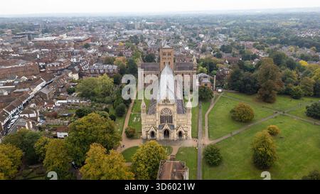 Superbe photo par drone aérien de la cathédrale d'Albans en Angleterre, mettant en valeur son architecture historique et le paysage environnant vu d'en haut. Banque D'Images