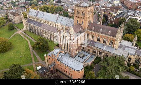 Superbe photo par drone aérien de la cathédrale d'Albans en Angleterre, mettant en valeur son architecture historique et le paysage environnant vu d'en haut. Banque D'Images