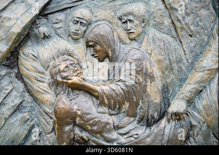 Station XIV : Jésus est déposé dans le tombeau. Le chemin de Croix sur le mont Križevac (la montagne de la Croix) à Medjugorje. Banque D'Images