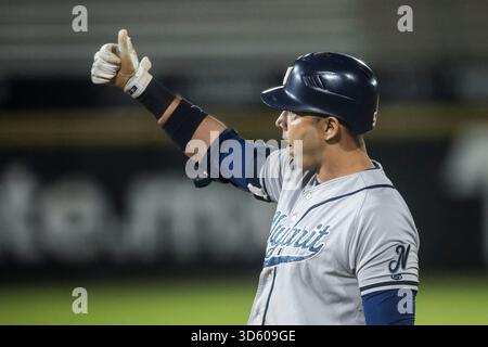 HERMOSILLO, MEXIQUE - 11 NOVEMBRE : Jesus Castillo des Jaguars de Nayarit tente de se lancer dans la première manche, lors du match Liga Mexicana del Pacifico entre Naranjeros de Hermosillo et Algodoneros de Guasave à l'Estadio Fernando Valenzuela le 11 novembre 2025 à Hermosillo, Mexique. (Photo de Luis Gutierrez/Norte photo) Banque D'Images