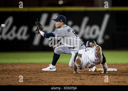 HERMOSILLO, MEXIQUE - 11 NOVEMBRE : Jesús Loya des Naranjeros de Hermosillo atteint la première base d'un match avec le deuxième joueur de base Carlos Sepulveda des Jaguares de Nayarit en troisième manche, lors du match de Liga Mexicana del Pacifico entre Naranjeros de Hermosillo et Algodoneros de Guasave à l'Estadio Fernando Valenzuela, le 11 novembre 2025 à Hermosillo, Mexique. (Photo de Luis Gutierrez/Norte photo) Banque D'Images