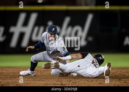 HERMOSILLO, MEXIQUE - 11 NOVEMBRE : Jesús Loya des Naranjeros de Hermosillo atteint la première base d'un match avec le deuxième joueur de base Carlos Sepulveda des Jaguares de Nayarit en troisième manche, lors du match de Liga Mexicana del Pacifico entre Naranjeros de Hermosillo et Algodoneros de Guasave à l'Estadio Fernando Valenzuela, le 11 novembre 2025 à Hermosillo, Mexique. (Photo de Luis Gutierrez/Norte photo) Banque D'Images