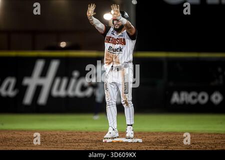 HERMOSILLO, MEXIQUE - 11 NOVEMBRE : Jesús Loya des Naranjeros de Hermosillo atteint la deuxième base de la troisième manche, lors du match de la Liga Mexicana del Pacifico entre Naranjeros de Hermosillo et Algodoneros de Guasave à l'Estadio Fernando Valenzuela le 11 novembre 2025 à Hermosillo, Mexique.(photo de Luis Gutierrez/Norte photo) Banque D'Images