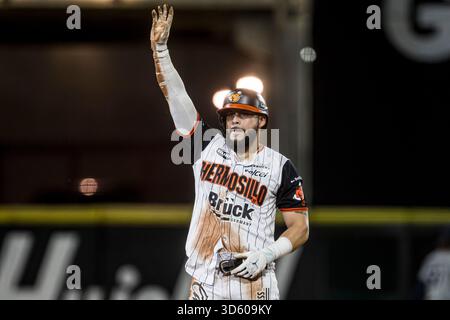 HERMOSILLO, MEXIQUE - 11 NOVEMBRE : Jesús Loya des Naranjeros de Hermosillo demande un changement de ceinture après un jeu de diapositives à la deuxième base de la troisième manche, lors du match de Liga Mexicana del Pacifico entre Naranjeros de Hermosillo et Algodoneros de Guasave à l'Estadio Fernando Valenzuela le 11 novembre 2025 à Hermosillo, Mexique. (Photo de Luis Gutierrez/Norte photo) Banque D'Images