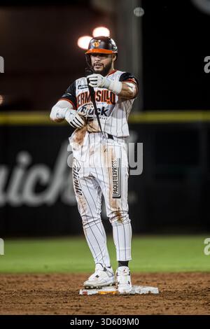 HERMOSILLO, MEXIQUE - 11 NOVEMBRE : Jesús Loya des Naranjeros de Hermosillo demande un changement de ceinture après un jeu de diapositives à la deuxième base de la troisième manche, lors du match de Liga Mexicana del Pacifico entre Naranjeros de Hermosillo et Algodoneros de Guasave à l'Estadio Fernando Valenzuela le 11 novembre 2025 à Hermosillo, Mexique. (Photo de Luis Gutierrez/Norte photo) Banque D'Images