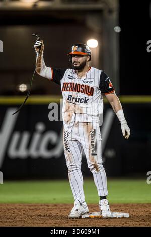 HERMOSILLO, MEXIQUE - 11 NOVEMBRE : Jesús Loya des Naranjeros de Hermosillo demande un changement de ceinture après un jeu de diapositives à la deuxième base de la troisième manche, lors du match de Liga Mexicana del Pacifico entre Naranjeros de Hermosillo et Algodoneros de Guasave à l'Estadio Fernando Valenzuela le 11 novembre 2025 à Hermosillo, Mexique. (Photo de Luis Gutierrez/Norte photo) Banque D'Images