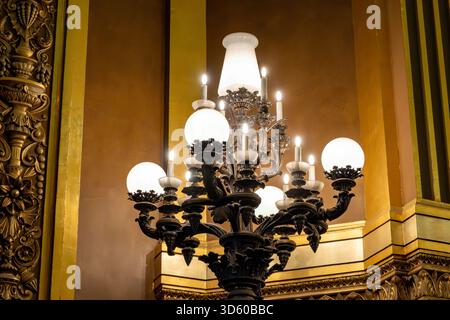 Exemples de plafonniers et d'éléments architecturaux éclectiques style Beaux-Arts du second Empire en France, éléments de néo-baroque, classicisme et ROM Banque D'Images