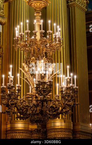 Exemples de plafonniers et d'éléments architecturaux éclectiques style Beaux-Arts du second Empire en France, éléments de néo-baroque, classicisme et ROM Banque D'Images